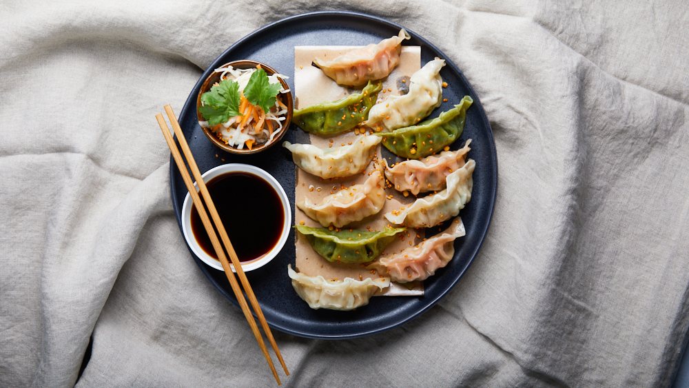 Blandade dumplings på fat med dippsås