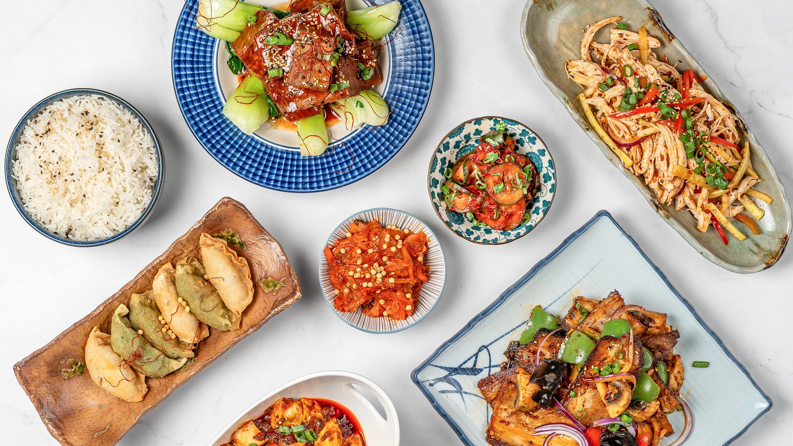 Bordsuppdukning med många rätter från House of Kimli Ramen