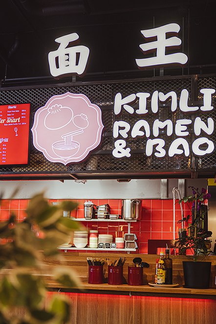 Kimlis 面王-neonskylt i restaurangen