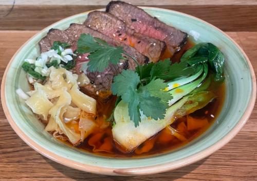 Beef Banmian med breda nudlar och grillad ryggbiff