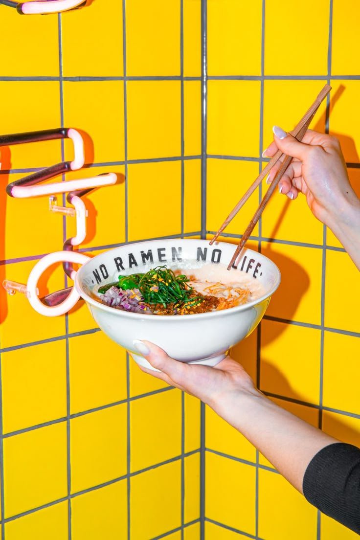 Ramenskål märkt No Ramen No Life mot gul kaklad vägg